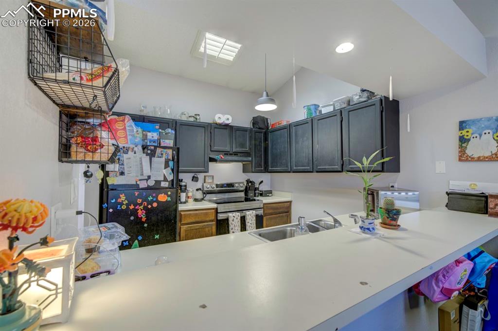 Image 22 of 50: Kitchen