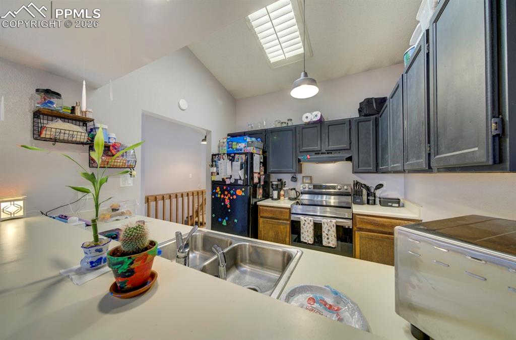 Image 23 of 50: Kitchen