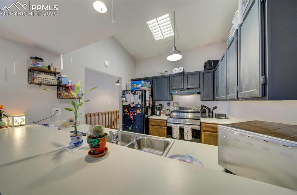 Image 24 of 50: Kitchen