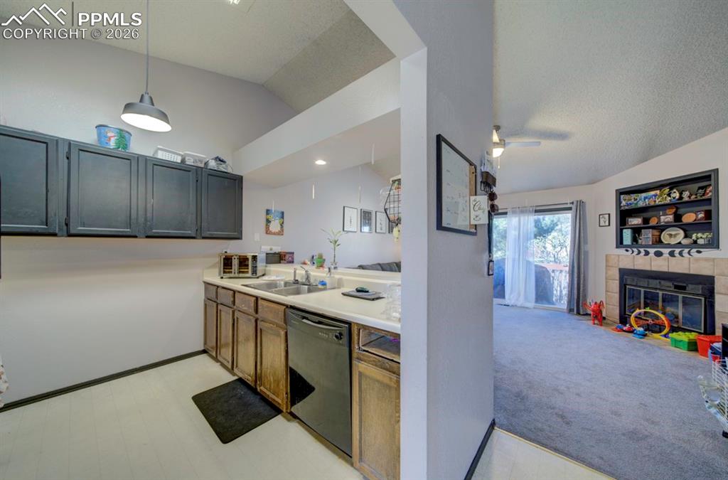 Image 25 of 50: Kitchen