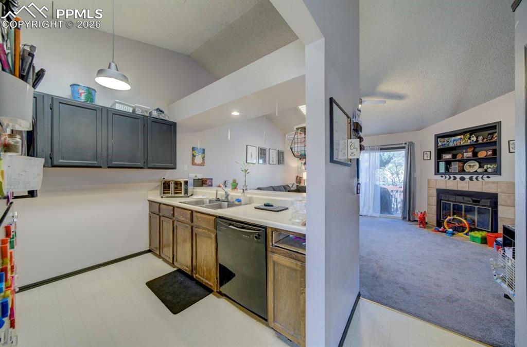 Image 26 of 50: Kitchen