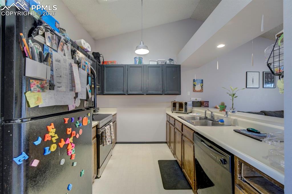 Image 27 of 50: Kitchen