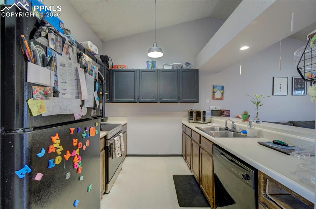 Image 28 of 50: Kitchen