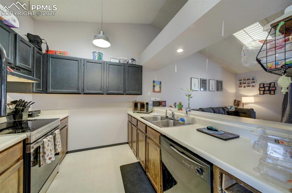 Image 29 of 50: Kitchen