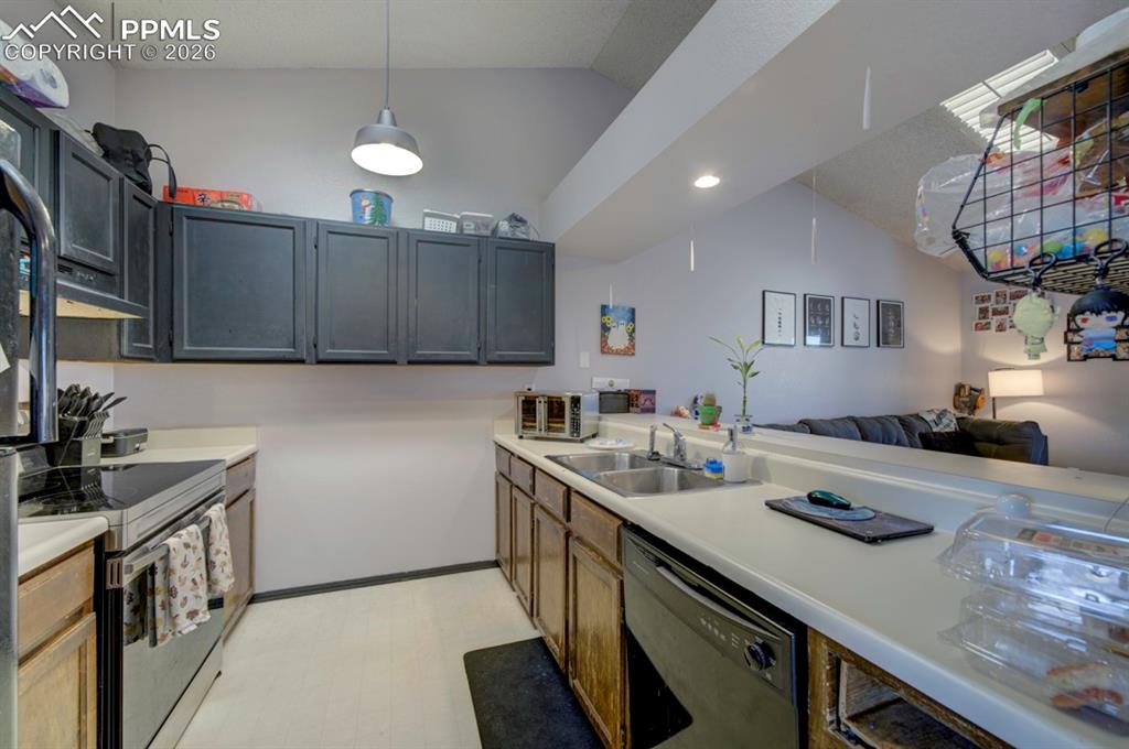 Image 30 of 50: Kitchen