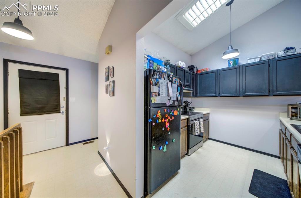 Image 31 of 50: Kitchen