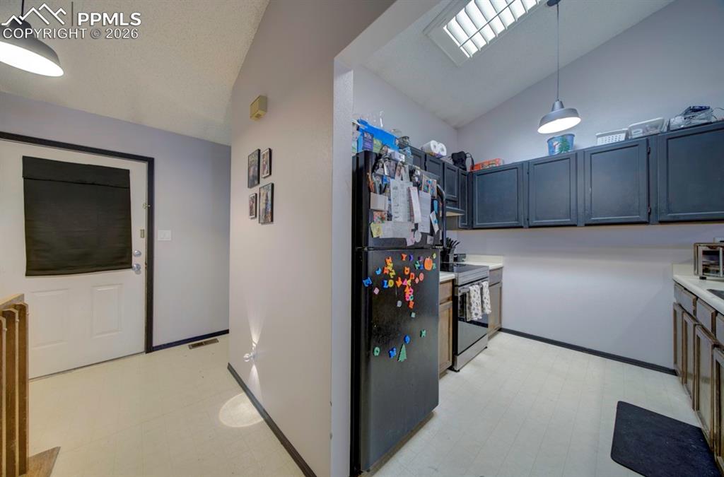 Image 32 of 50: Kitchen