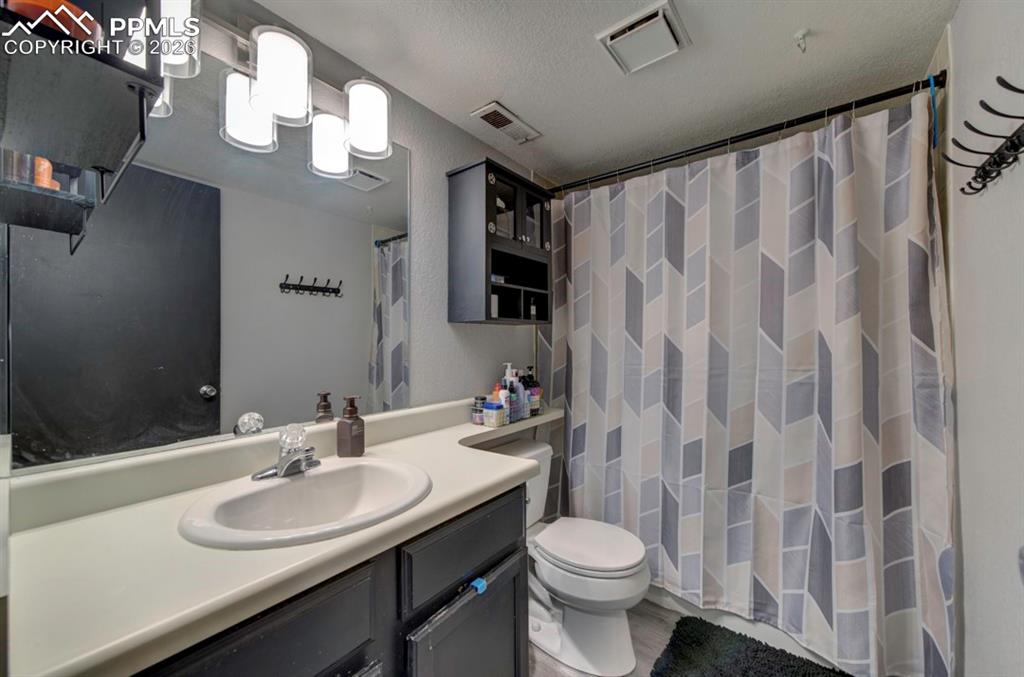 Image 38 of 50: Bathroom