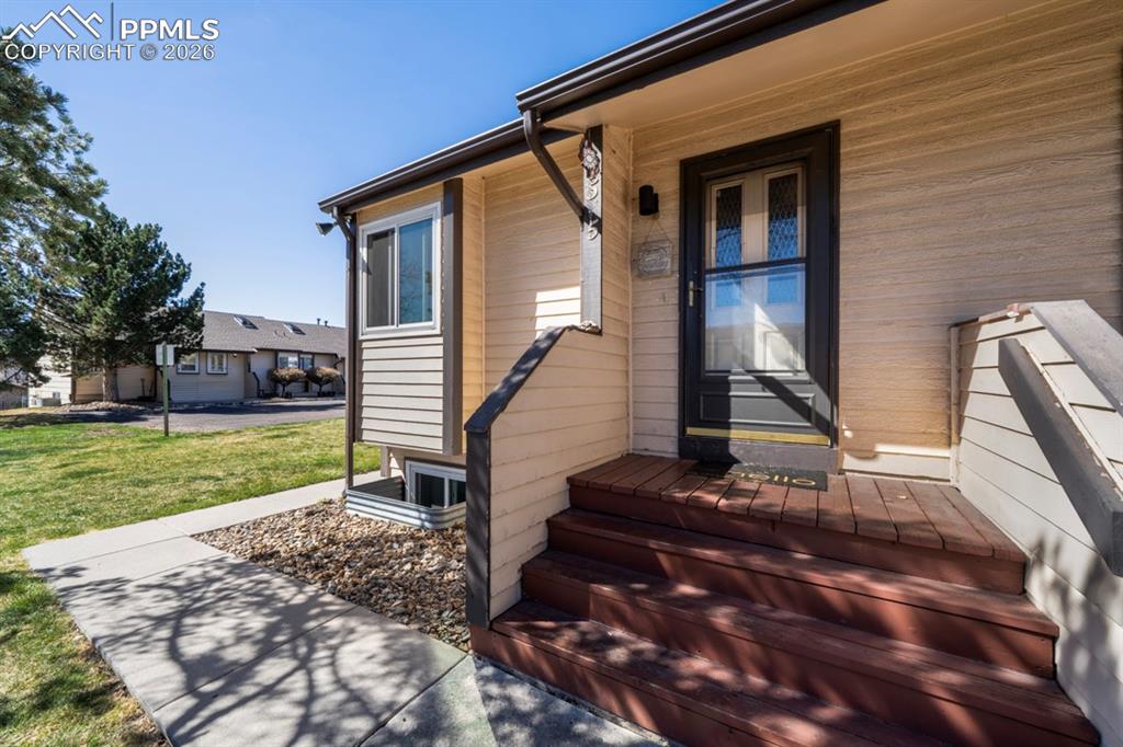 Image 9 of 50: Entry