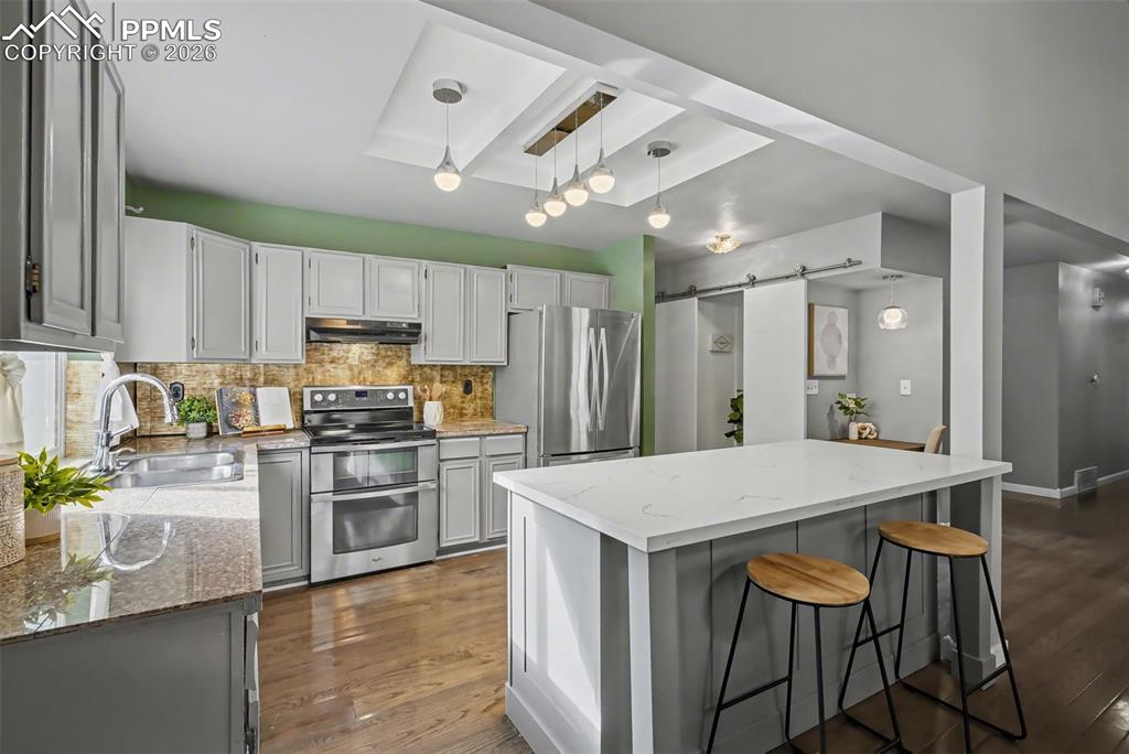 Image 10 of 41: Kitchen