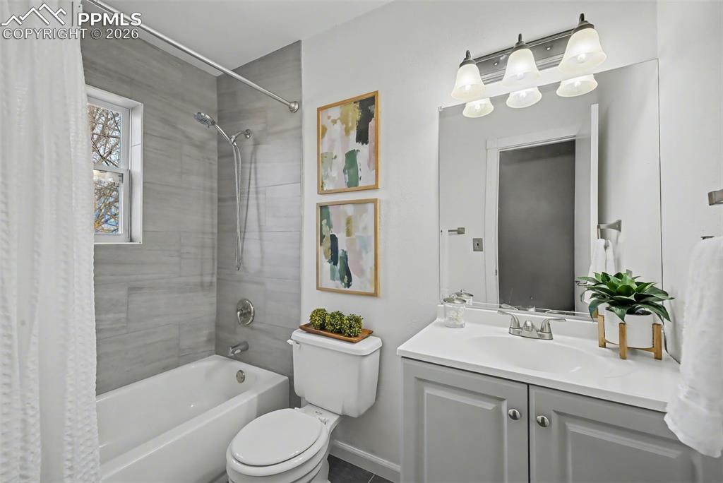 Image 18 of 41: Bathroom