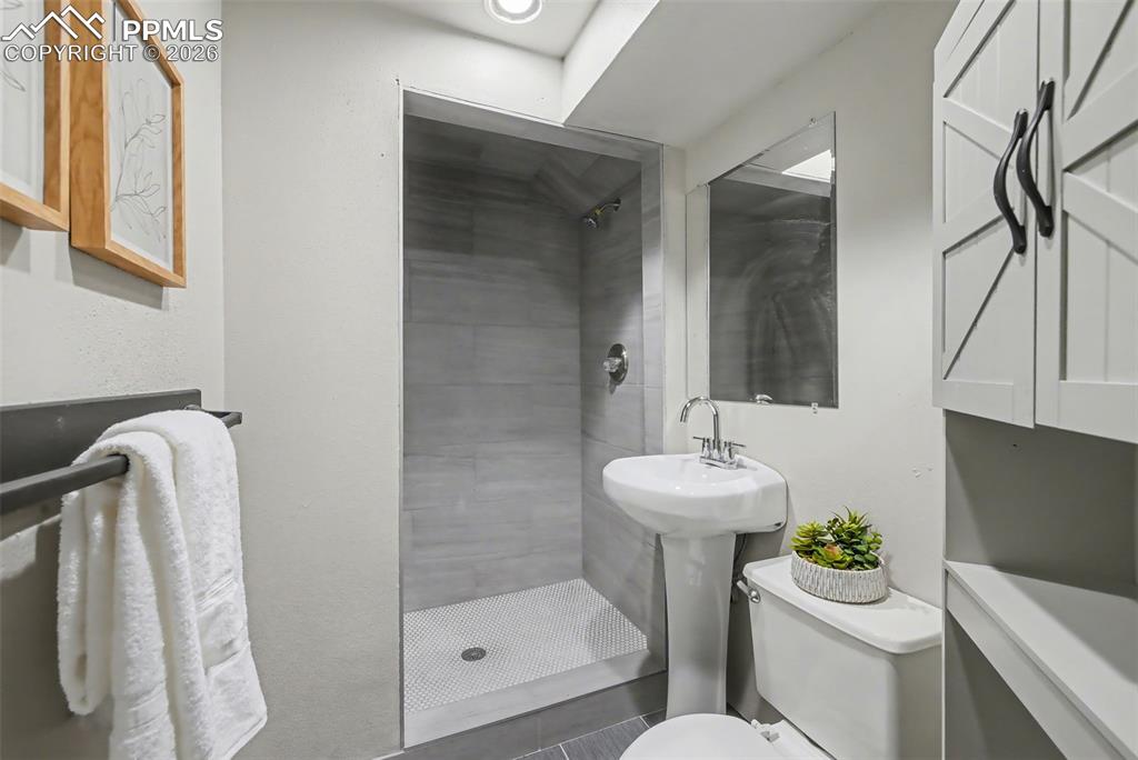 Image 28 of 41: Bathroom