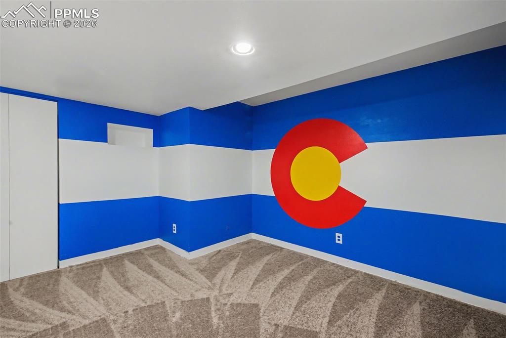 Image 33 of 41: Office