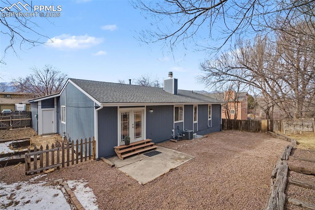 Image 37 of 41: Side yard to garage, raised planters 