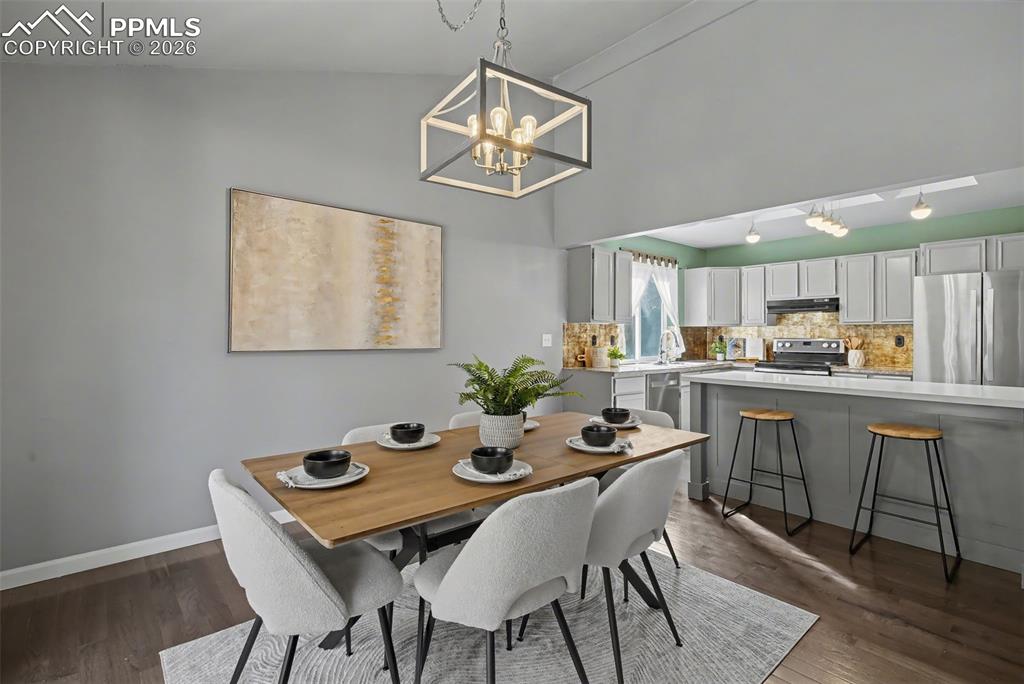 Image 9 of 41: Dining Area