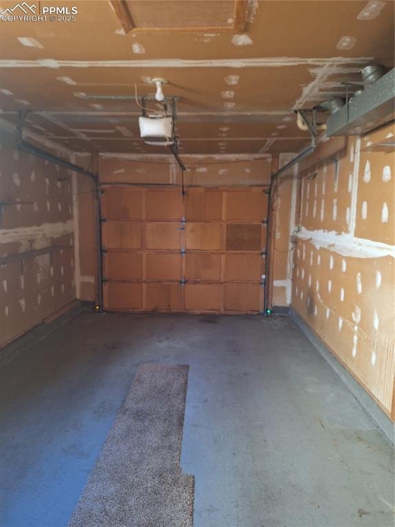 Image 16 of 28: Garage