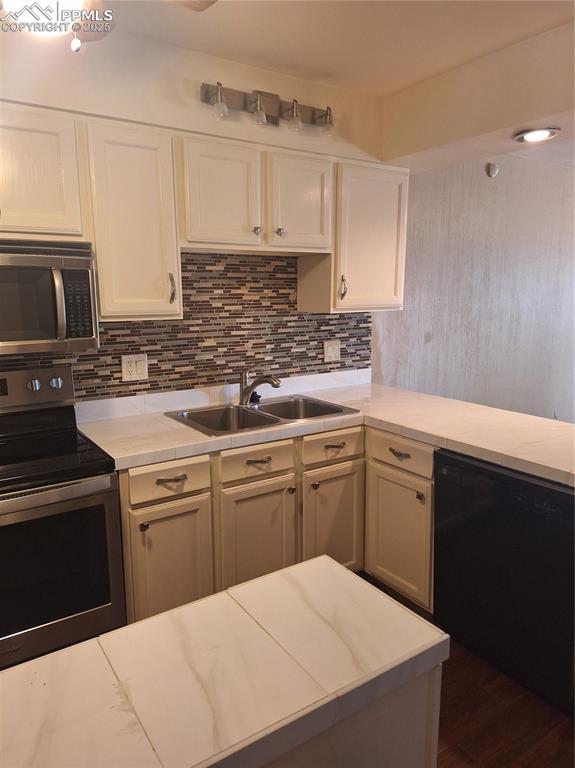 Image 5 of 28: Kitchen