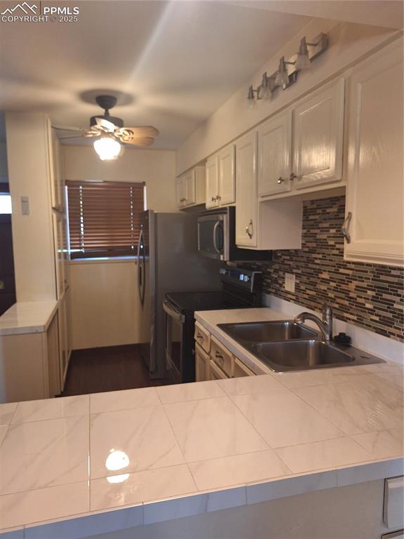 Image 7 of 28: Kitchen