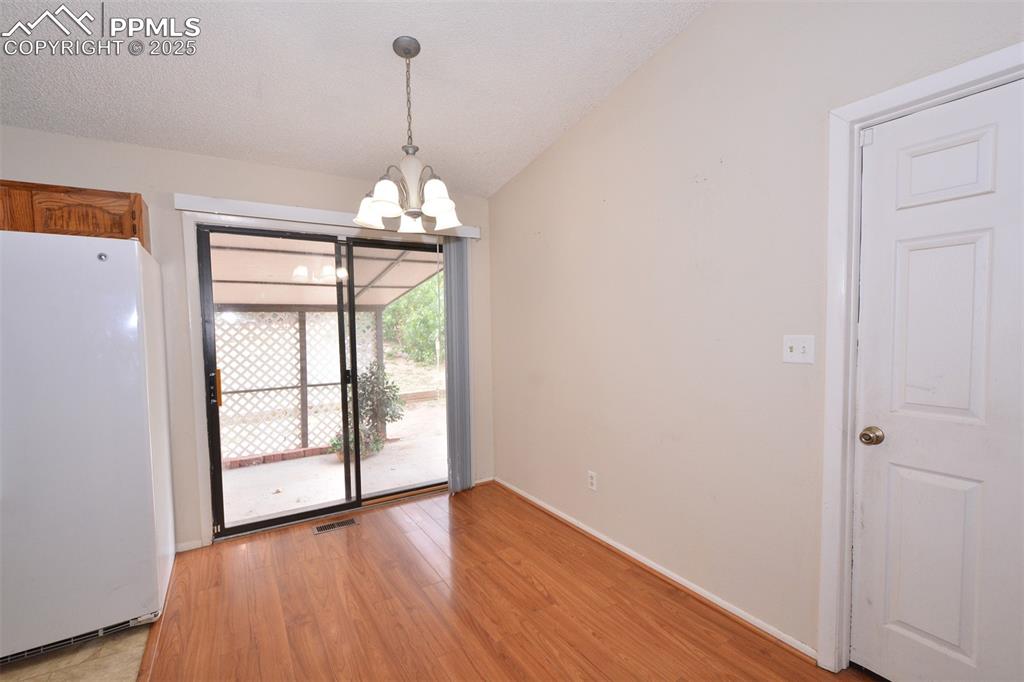 Image 11 of 31: Dining Area