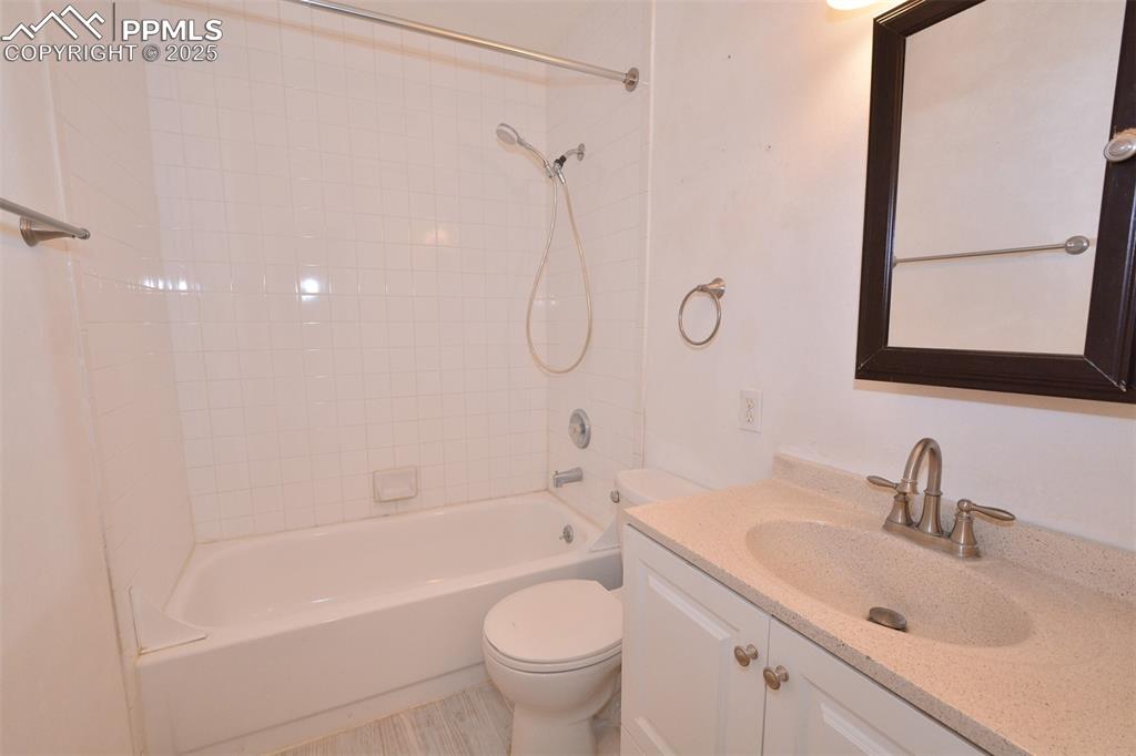 Image 15 of 31: Bathroom