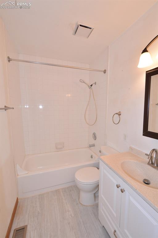 Image 16 of 31: Bathroom