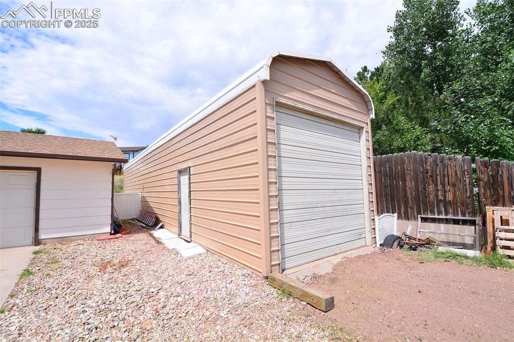 Image 3 of 31: Garage