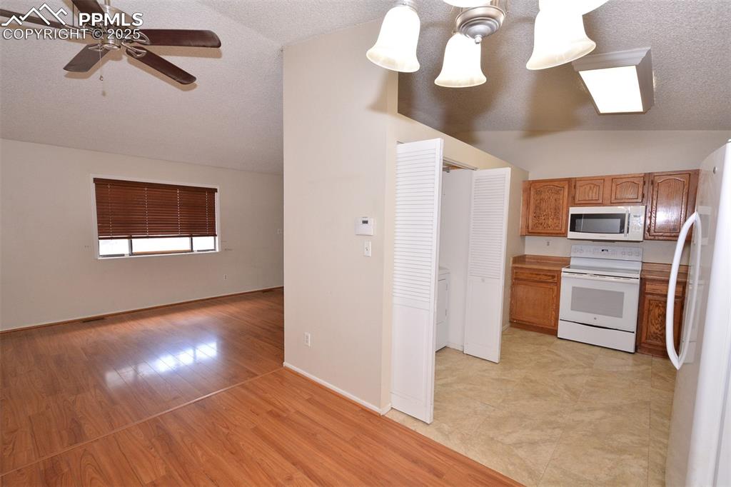 Image 7 of 31: Kitchen