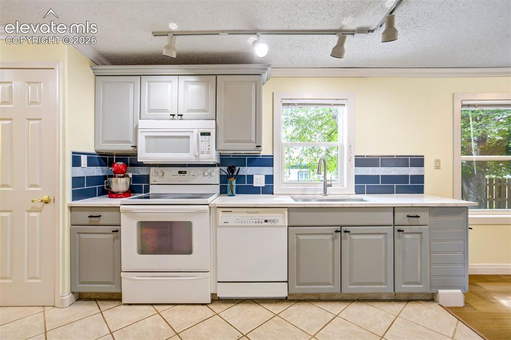 Image 13 of 50: Updated backsplash pairs well with the quartz countertops.