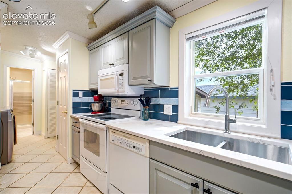 Image 14 of 50: Spacious design with abundant cabinetry.