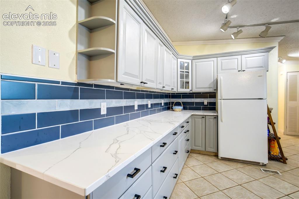 Image 19 of 50: Space featuring quartz countertops.