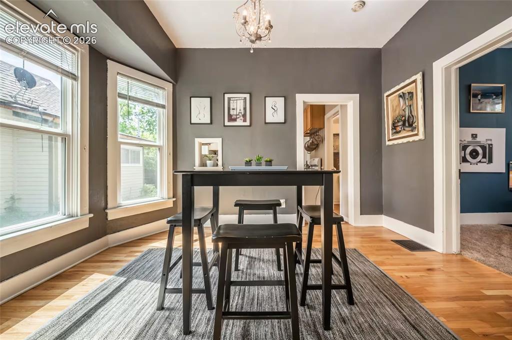 Image 10 of 31: Dining Area