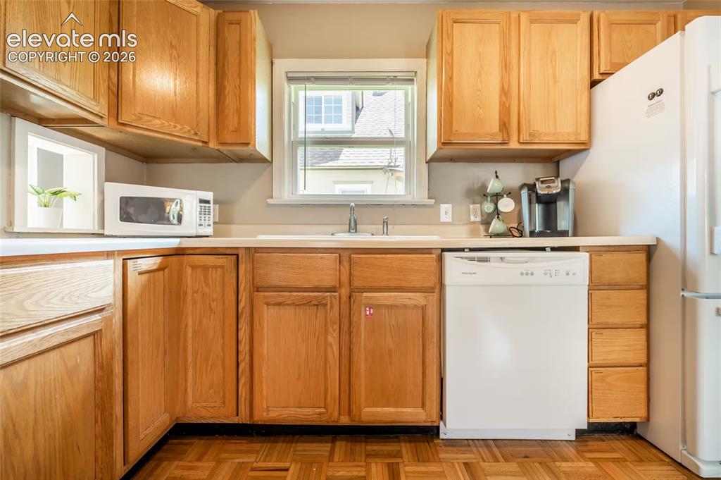 Image 12 of 31: Kitchen