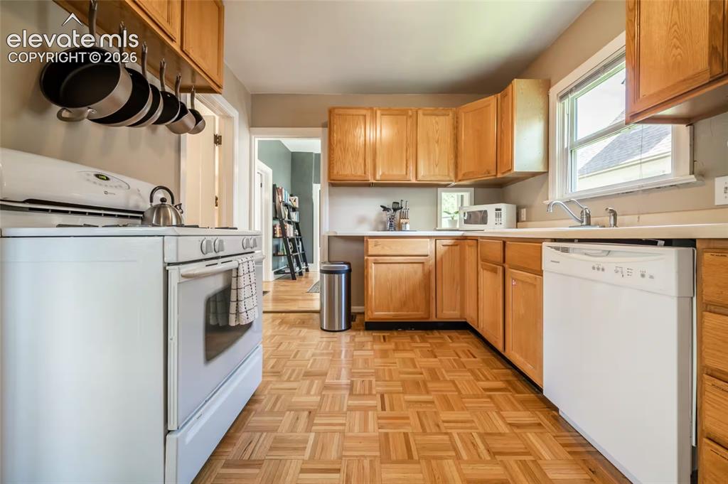 Image 14 of 31: Kitchen