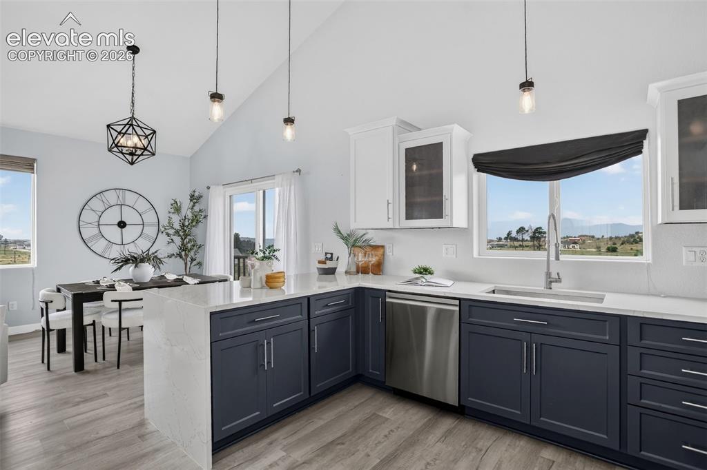 Image 15 of 50: Upgraded soft close cabinets.
