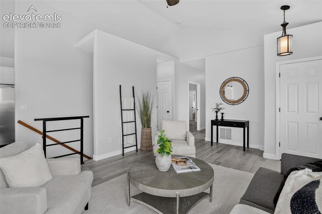Image 8 of 50: Cozy living room.
