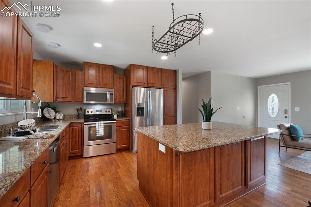Image 10 of 40: Kitchen
