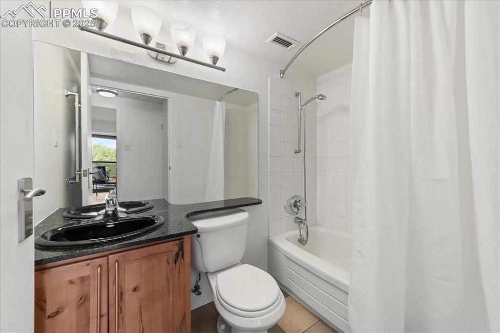 Image 11 of 31: Bathroom