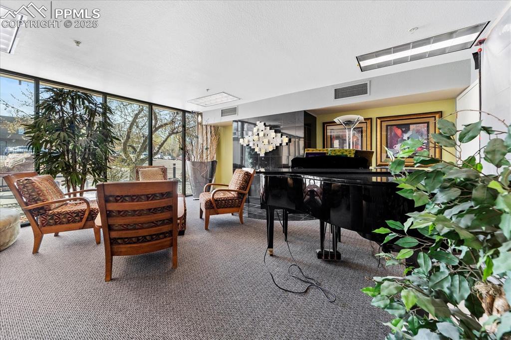 Image 16 of 31: Lobby