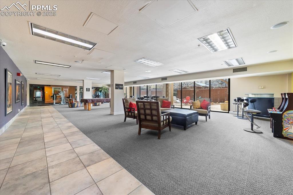 Image 17 of 31: Lobby