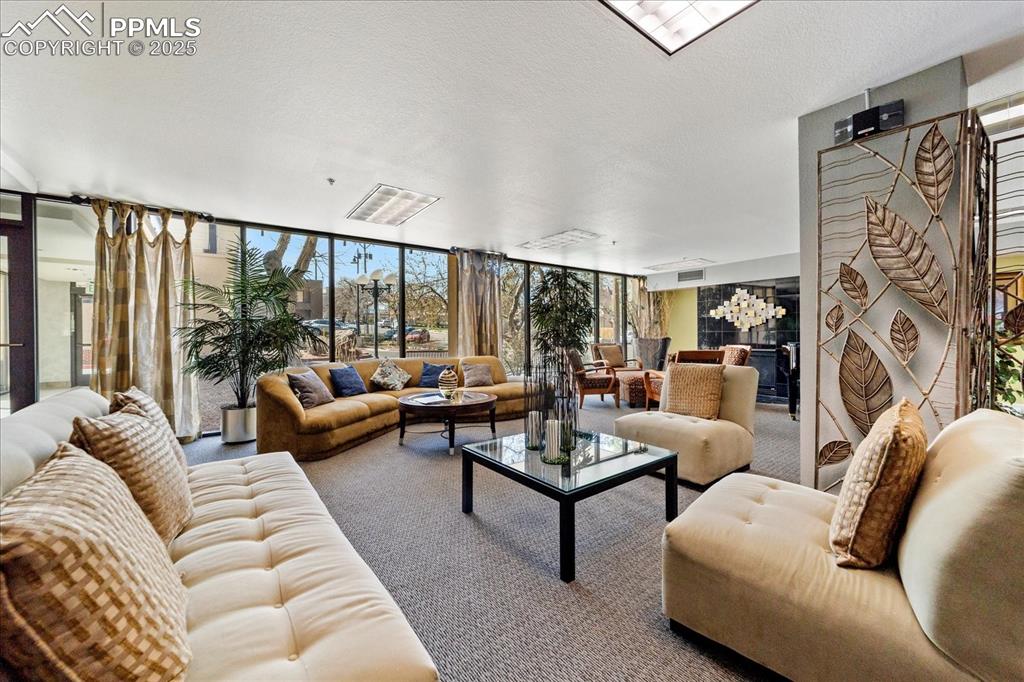 Image 19 of 31: Lobby