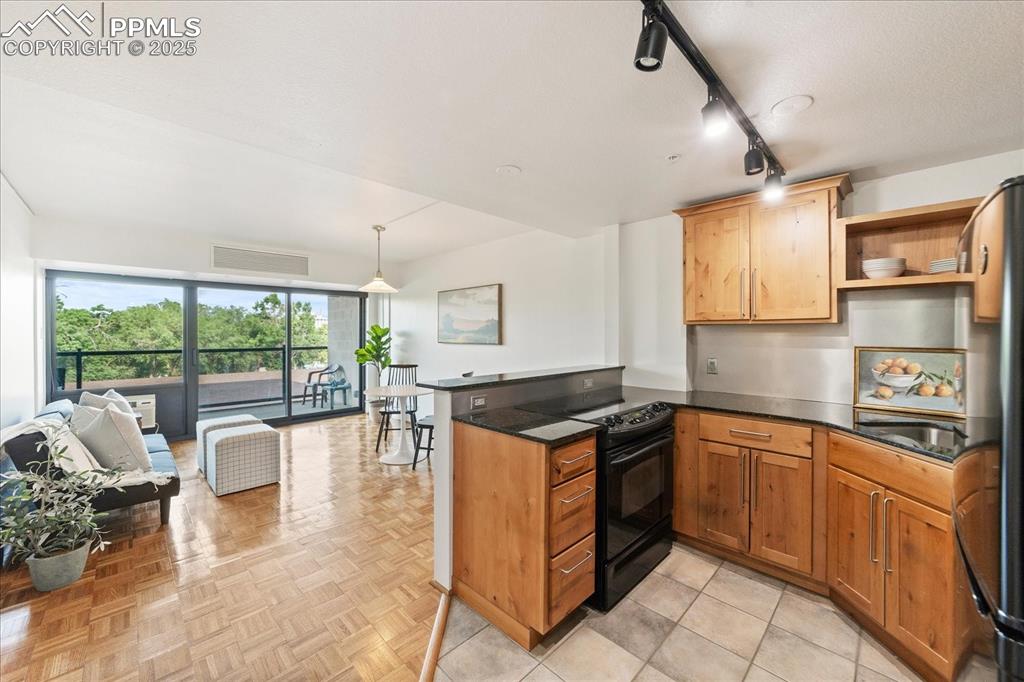 Image 2 of 31: Kitchen