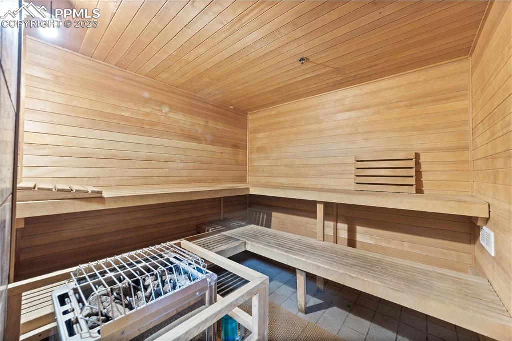 Image 24 of 31: Sauna