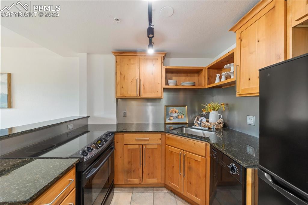 Image 3 of 31: Kitchen