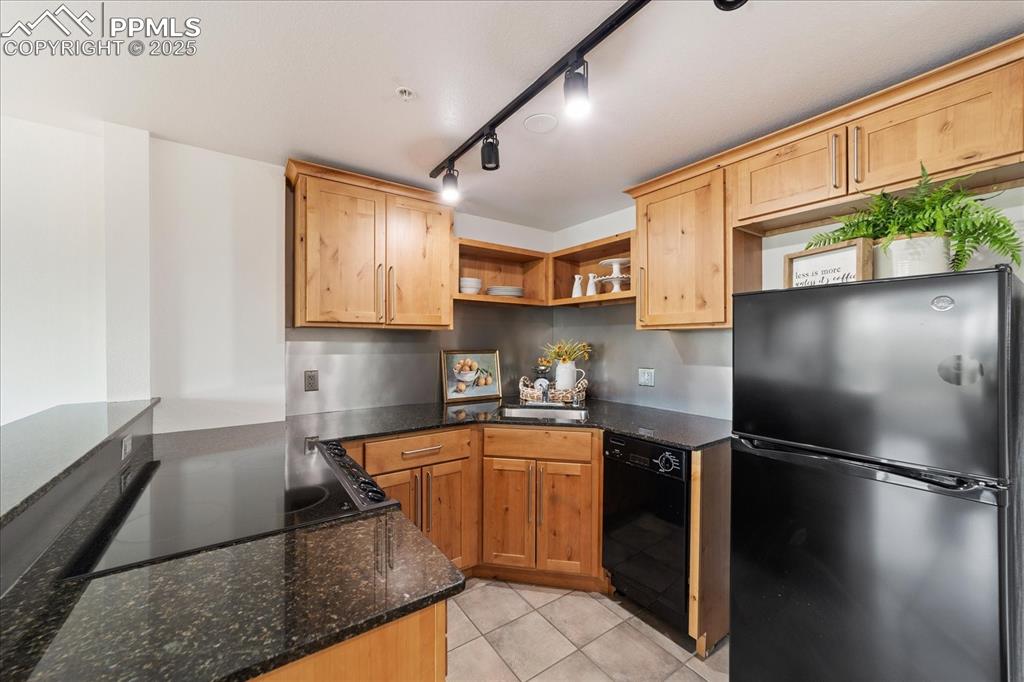 Image 4 of 31: Kitchen