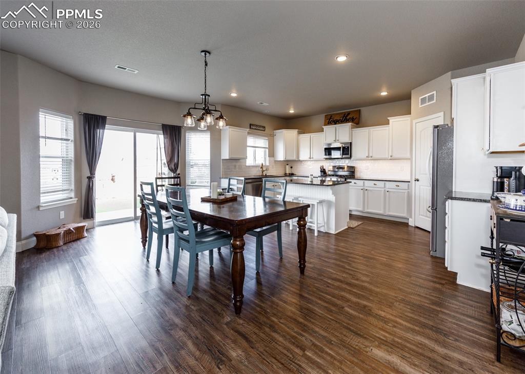 Image 16 of 47: Dining Area