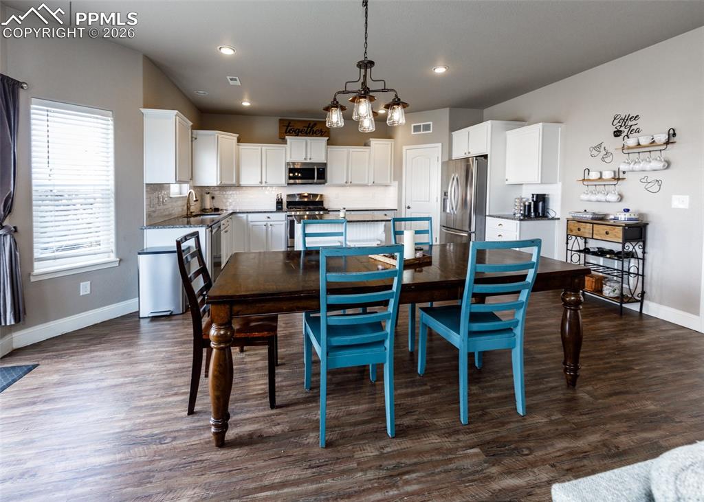 Image 17 of 47: Dining Area