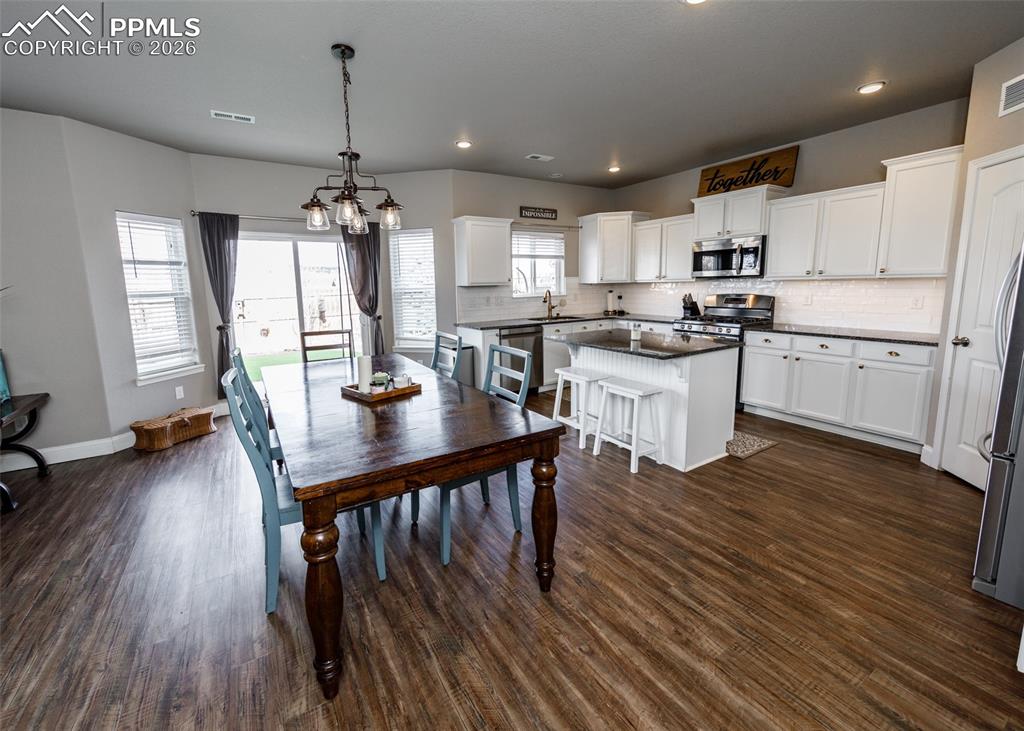 Image 18 of 47: Dining Area
