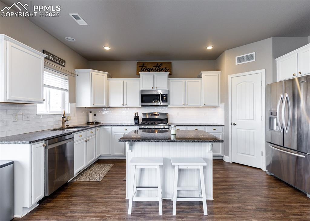 Image 19 of 47: Kitchen