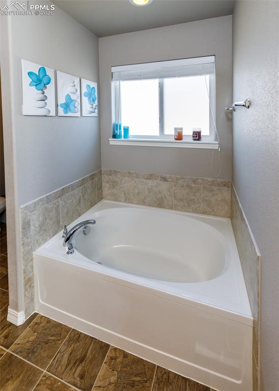 Image 39 of 47: Bathroom