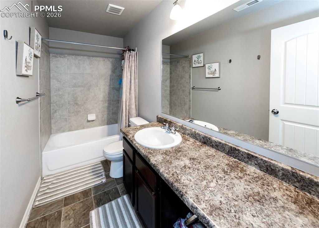 Image 43 of 47: Bathroom